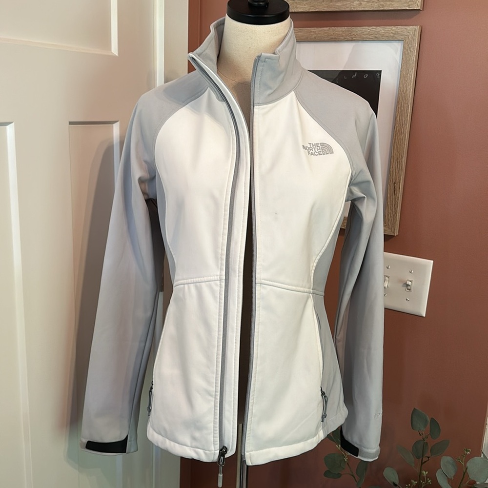 The North Face Women’s windfall shell rock soft shell gray & white S|P jacket